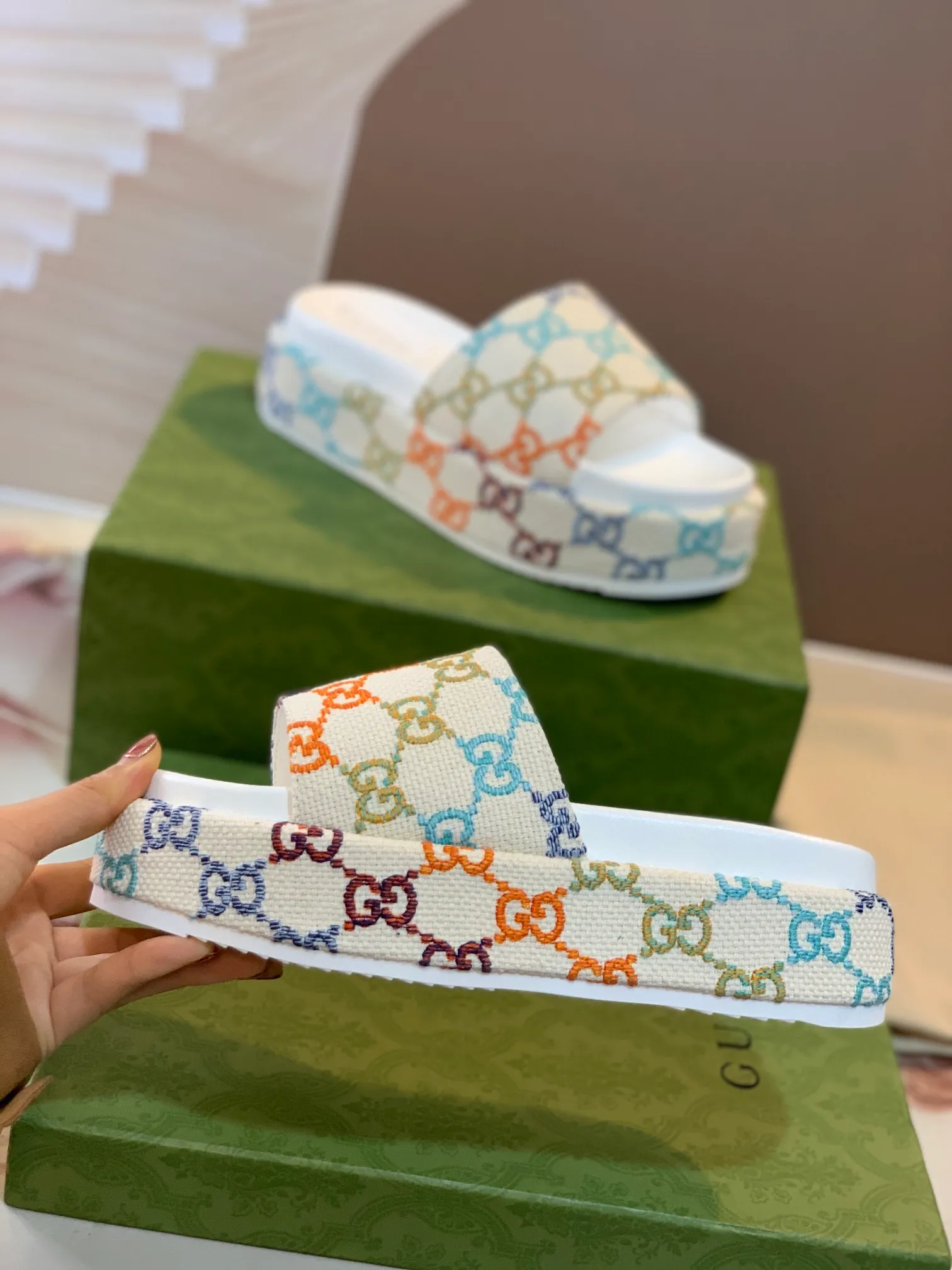 👟👟Ex-factory price 360👟👟 Women's Shoes Women's Clothing Gucci North Face Collaboration 2022/Spring and Summer New Couple Style Electric Embroidered Thick-soled Slippers are now available. Series —————————————— Perfect interpretation! The original development supports any comparison in the market! Carefully crafted materials! Months in the making! The pattern is extremely beautiful! Unique charm. The fabric is made from the original one-to-one ratio! Flash sale market free version! The thorn lines and three-dimensional effect are full! High-end and high-end ꫛꫀꪝ Go➫ Materials: ❶Upper: Double G electric embroidery environmentally friendly washed denim fabric ❷Foot pads: imported sheepskin ❸Outsole! Original outsole ........................................ ♡Size: 35-43